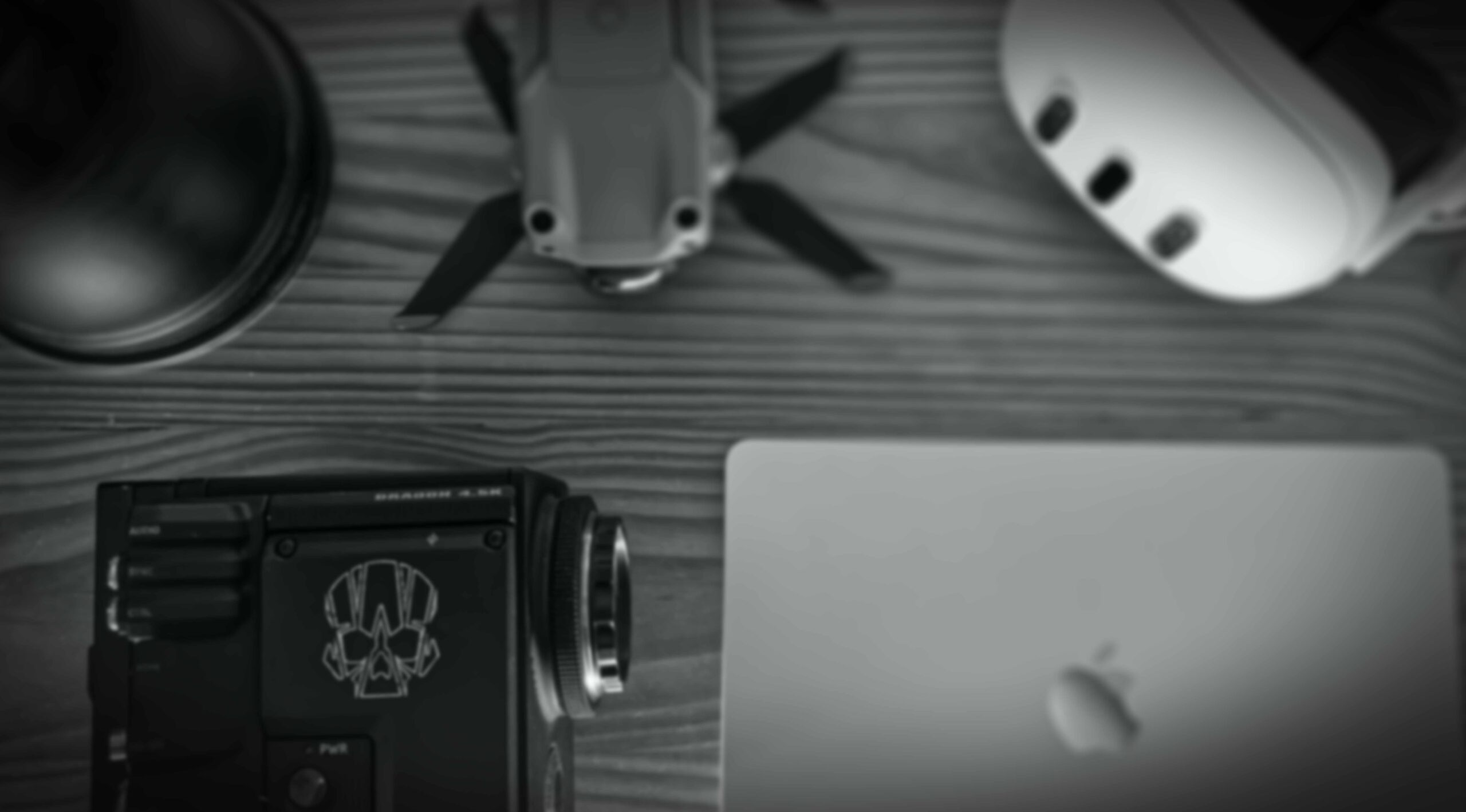 Produktionsausrüstung von Next Record Media – RED-Kamera, Drohne und MacBook auf dem Schnittplatz